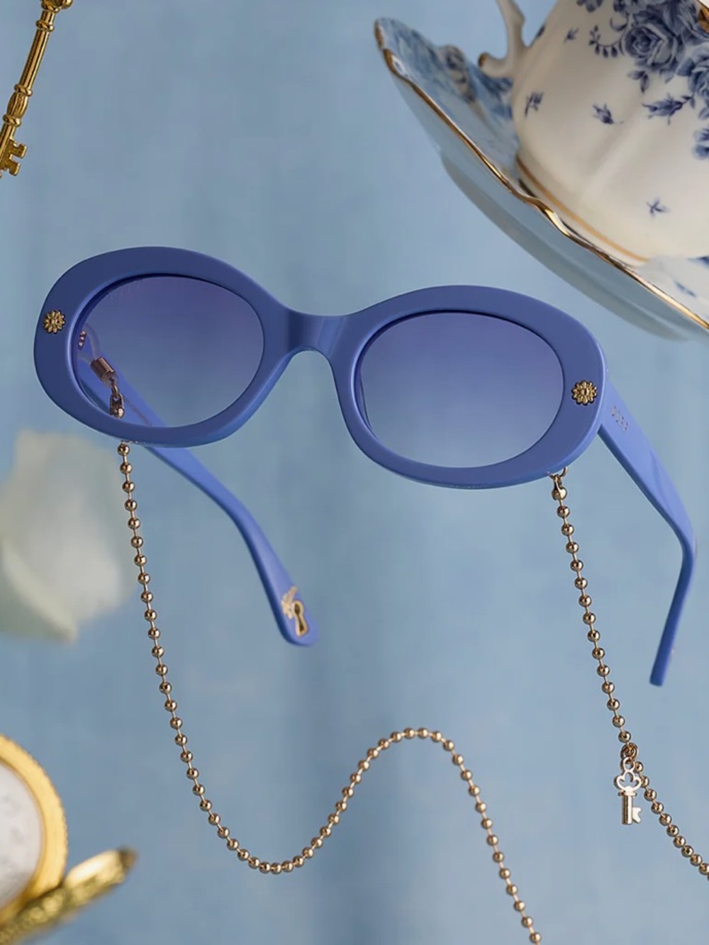 Diff BNIB Alice In Wonderland Periwinkle Blue Gradient Sunglasses
Chain Included